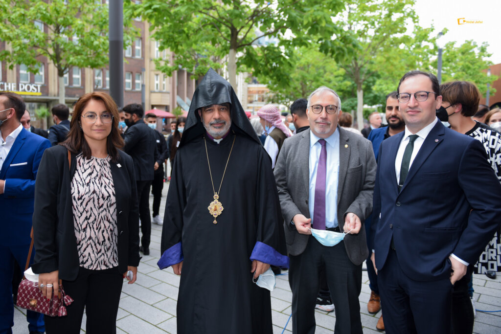Zemfira Dlovani, der Vorsizenden des Zentralrat der Êzîden in Deutschland Bischof Serovpé Isakhanyan sowie Hr. Odabashyan der Armenischen Kirche in Deutschland Ohanes Altunkaya, Vizepräsident der AGBU Germany e.V.