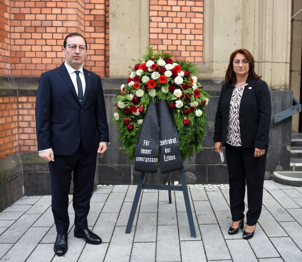 Zemfira Dlovani, der Vorsizenden des Zentralrat der Êzîden in Deutschland & Ohanes Altunkaya, Vizepräsident der AGBU Germany e.V.