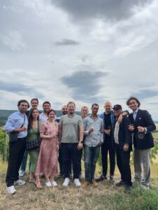 Erster armenischer Winzer in Deutschland: Ein inspirierender Besuch bei Garnik Harunyan und seinen köstlichen Weinen. AGBU Germany teilt begeistert die Erfolgsgeschichte eines talentierten Winzers, der die Weinregion beeindruckt!